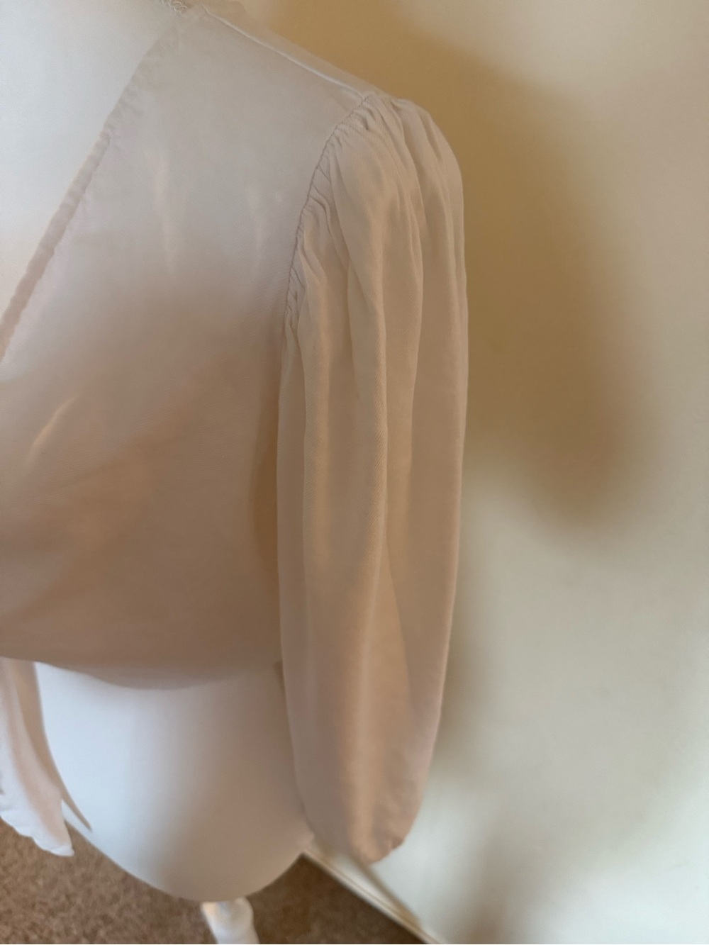 EXPRESS Tied Front Puff Sleeve Women's Top - Picture 2 of 3